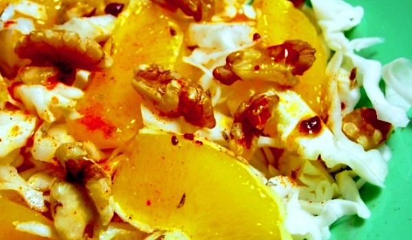 Ensalada de naranja, col y frutos secos con vinagreta  de miel