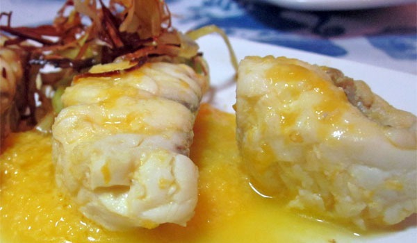 Rape a la naranja con crocante de puerro