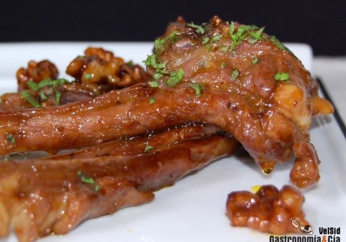 Cordero lechal a la naranja con nueces