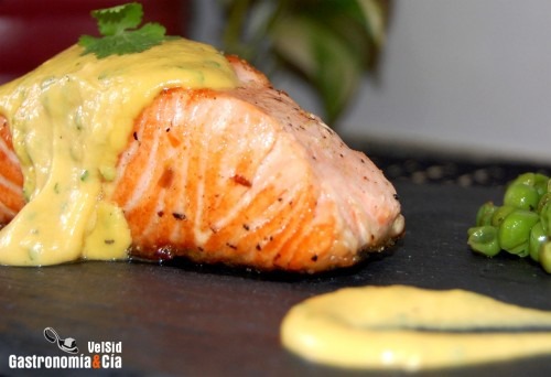 Salmón con crema de naranja y cilantro