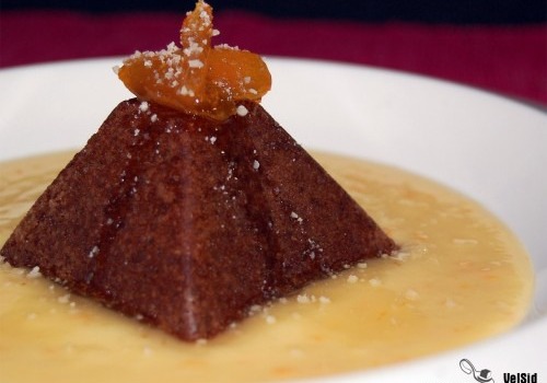 Bizcocho de chocolate con sopa de naranja y gengibre