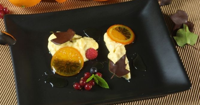 Crema de naranjas con hojas de chocolate